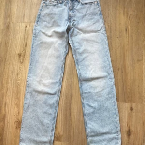 Low rise jeans - I bra skick men lite slitna vid hälarna och lite smutsiga på knäna.