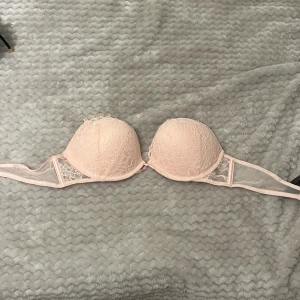 Victorias secret bh straples - Jätte fin rosa vs bh i strlk 80 B. Knappt använd då den var för liten så säljs vidare. Ny pris 70€ vilket motsvarar ca 700-800kr mitt pris 600 då den knappt är använd❤️