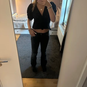 Bootcut jeans zara  - Svarta bootcut jeans från zara i storlek 38, midjemått 38 cm och innerbenslängd 80 cm
