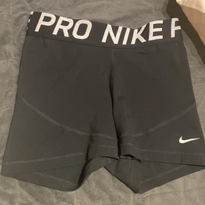 Nike PRO shorts - Är i bra skick. Ser helt nya ut utifrån men är lite nopprig i midjerämmen på insidan. Jättesköna och skaver inte. 