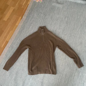 Brun stickad half zip - Bra skick 10/10 knappast använd. Kan diskutera pris vid snabb affär 