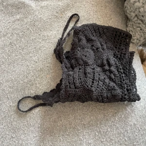 Virkad linne - Säljer ett jätte fint Croppat linne som är lite oversozed. Är virkad. Finns matchande shorts i profil. Orginal pris 250kr. Passar s-M