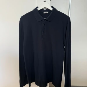 Långärmad Filippa K piké  - Långärmad Filippa K piké i storlek L. Nypris 1199kr. Lite blekt på ena kragen.