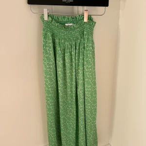 Kjol Rodebjer - Grön, blommig kjol från Rodebjer i storlek S. Aldrig använd. 