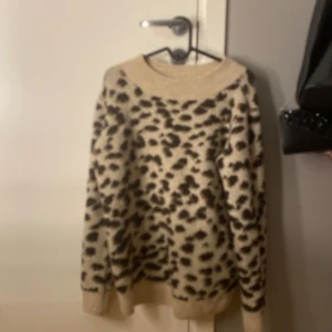 Stickad tröja  - Jätte snygg stickad leopard tröja