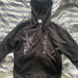 Rhinestone Zip Hoodie - Säljer min One of One rhinestone zip hoodie i storlek Small som är köpt från deras egna hemsida på dropp för 1500:-  Skriv om ni har några funderingar📩