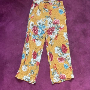 Tygbyxor - Hittade dessa när jag rensade garderoben dom är i storlek 34 bra skick har inga skador, pris kan diskuteras!!!