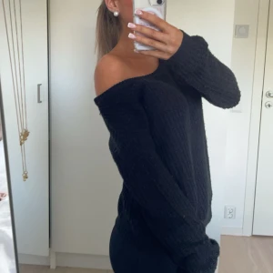 tröja - jätte fin och snygg off shoulder shirt, passar verkligen till alla slags tillfällen!!! intresserad kontakta för mer information 💕