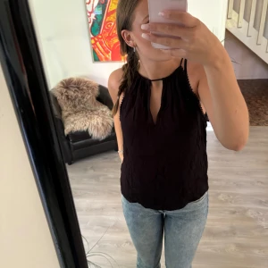 Svart halterneck linne  - Jätte fin topp kommer bara aldrig till användning det är storlek 38 men skulle säga att den är stor i storleken 