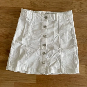 Vit jeanskjol  - Vit jeanskjol från Gina Tricot i storlek XS. Fint skick. 