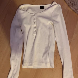 Oanvänd tröja  - En fin tröja från Gina Tricot som jag inte har använt. Inga defekter eller något sånt, säljs då den inte passar mig. Hör gärna av dig vid frågor eller mer bilder.