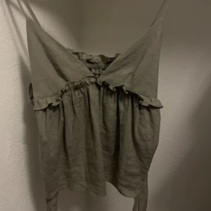 Topp - Sött linne ifrån zara som man knyter på sidorna, kommer ej till användning! Köpt för 400kr🥰