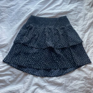Kort kjol  - Kort kjol från Only, storlek XS. Mörkblå kjol med vita prickar.