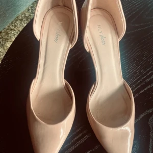 NLY shoes, beige stl.40 - NLY shoes, beige stl.40 Fint skick, enligt mig lite små i storleken, mer som en 39. 