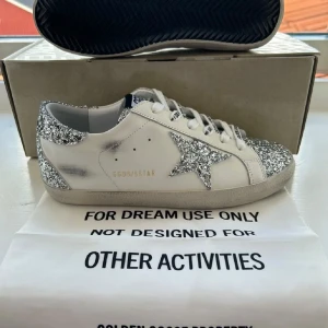 Golden goose skor - Säljer as najs knappt använda golden goose super Star❤️ jätte jätte fina å passar till allt!! Dustbag och låda medföljer