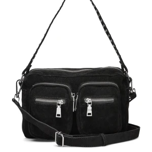 Noella väska - Väska från Noella med nitdetaljer, justerbart band. Använd men i hyfsat bra skick. Nypris 800kr!