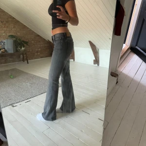 Snygga bootcut jeans - Snygga lågmidjade bootcut jeans från weekday endast använda en gång. Säljer då dom inte kommer till användning. Är tillräckligt långa på mig som är 178cm lång. Nypris 590kr säljer för 350kr
