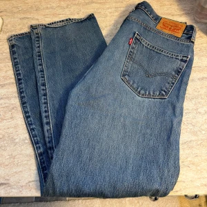 Levis 751 - Ett par vintage Levis 751 som är en rak modell. Passar mig med stolen 32/32 i vanliga fall.