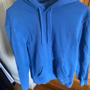 Blå hoodie  - Skick 10/10 Nypris 249kr