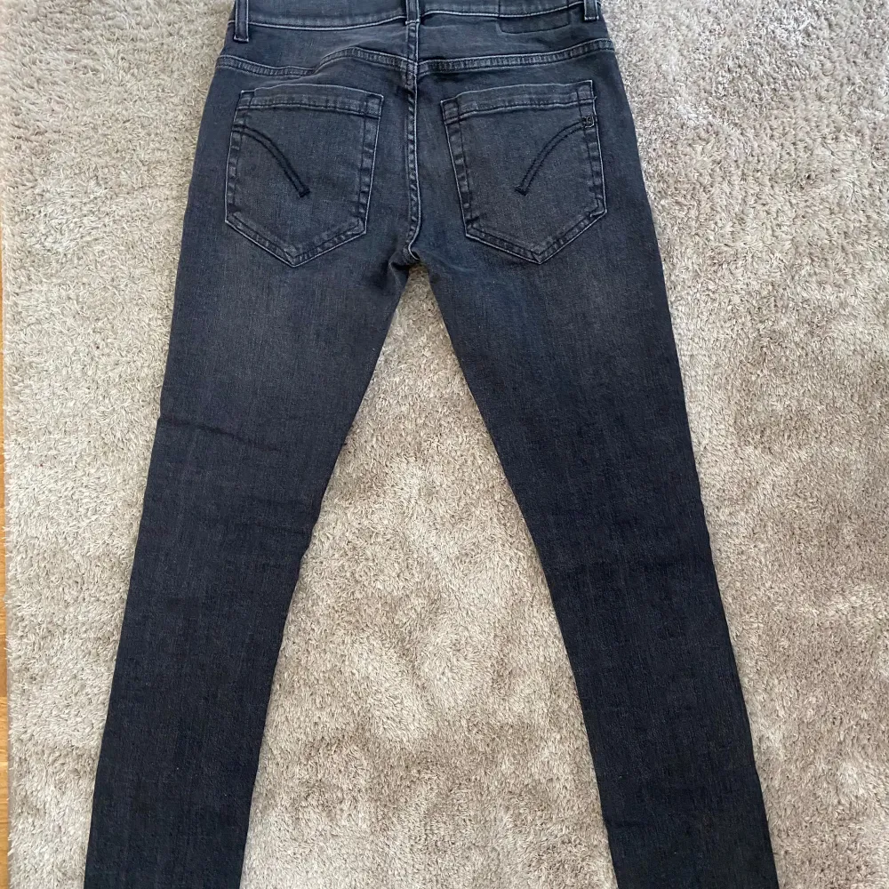 Hej! Jag säljer ett par helt nya och oanvända Dondup George jeans i storlek 29, skinny fit. Nypriset på dessa jeans är 4000 kr, men jag säljer dem för endast 1449 kr. Om du har några frågor så är de bara att skriva då! 🙌🔥. Jeans & Byxor.