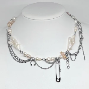 Handgjort pärlhalsband - handgjort pärlhalsband 🐚 sötvattenspärlor, material & kedjor i rostfritt stål 🫧 köp-nu via plick eller 18kr för frakt med frimärke 💌 finns även på instagram under @Glumeyard 💕  kan även justera längd efter önskemål! 