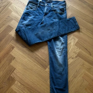 Replay hyperflex - Tja! Säljer nu min replay hyperflex jeans som tyvärr har blivit för liten.  Skick 9/10 så gott som nytt i princip. Ny pris 1500, mitt pris 499. Skicka vid funderingar elr likande!