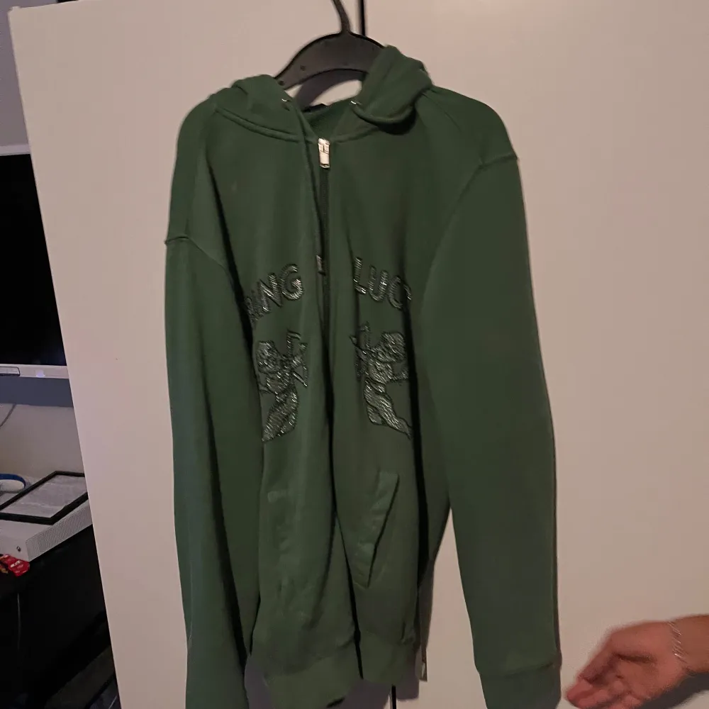 Skick 10/10 helt oanvänd och de är strl s men sitter som m/l. Hoodies.