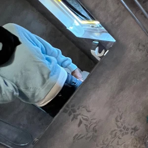 Ljusblå stickad tröja från H&M - Säljer en superfin ljusblå stickad tröja från H&M. Den är perfekt för kyliga dagar med sin mysiga och mjuka känsla. Tröjan har en normal passform och långa ärmar, vilket gör den idealisk för både höst och vinter. Den är i nyskick och redo för en ny garderob!