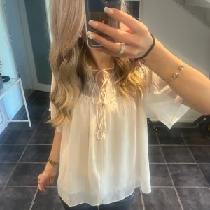 Blus - säljer min Såå snygga eftertraktade blus ifrån zara!❤️den är helt slutsåld