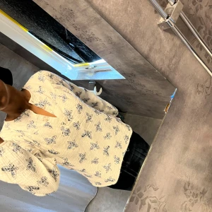 Vit och blå blommig hoodie - Säljer en superfin vit hoodie med blå blommigt mönster. Den har en avslappnad passform och är perfekt för både vår och höst. Materialet känns mjukt och skönt mot huden. Perfekt för en chill dag eller en promenad i parken!