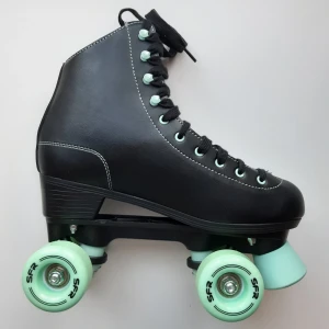 SFR Rullskridskor - Svarta rullskridskor med turkosa detaljer. Endast provade inomhus och inte använda utomhus, och har alltså väldigt gott skick. De har legat i en låda, och har därför något litet märke och texten på två av hjulen har slitits något. Annars hela & rena!