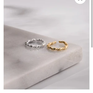 Ring från Olympia  - Superfin silverring ifrån Olympia Rings i modellen Rhea 043 🩵justerbar 🩵 stainless steel 🩵säljer då den aldrig kommit till användning 🩵 bara testad annars helt oanvänd 🩵ringbox ingår 🩵