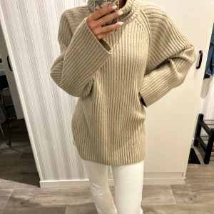 Stickad tröja - Ordinarie pris ca 600 från Gina tricot bra skick. Brun storlek S brun/beige