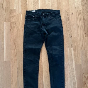Levis 512 - Tjabba! Säljer mina gamla Levis 512:or då dom kommer ej till användning. Inga slitage eller några defekter, Storlek 30/31. Slå bara en pling om du är sugen på jeansen eller vill ha mer info!🙌