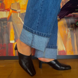 Svarta klackskor från Vezzano - Säljer ett par eleganta svarta klackskor från Vezzano. De har en spetsig tå och är tillverkade i skinn, vilket ger dem en lyxig känsla. Perfekta för både fest och vardag. Klacken är stabil och ger en snygg siluett. Använda men i bra skick.