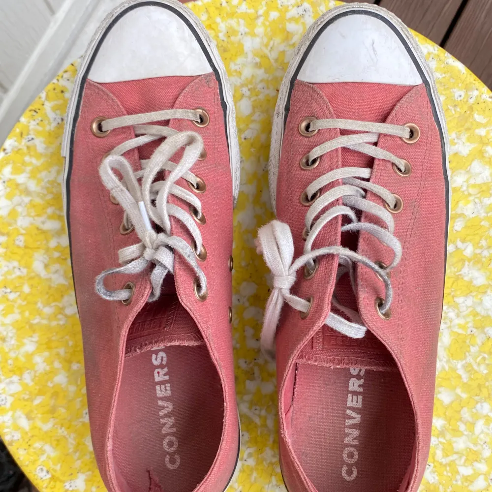 Jättesnygga rostfärgade converse med hög sula. Lite smutsiga och har lite slitning i bak (se sista bilden), därav det lägre priset. Men skulle ändå säga att de är i gott skick och har mkt användning kvar! Skriv om du har någon fråga 🫶. Skor.