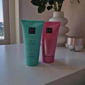 Bodyscrubs från ritual - Säljer två bodyscrubs från ritual, oanvända, en är sakura och den andra är karma. nypris ca 240 kr