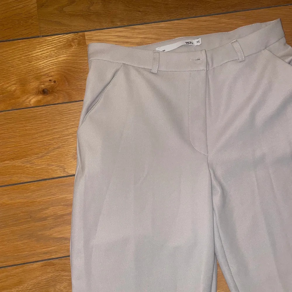 Ett par jättefina lowwaist kostymbyxor som nästan är helt nya. Farkut & Housut.
