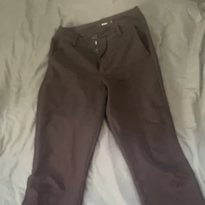 Kostymbyxor bikbok  - Jag säljer dessa då dem inte passar mig, trodde byxorna skulle vara lågmidjade men var inte det