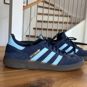 Adidas Spezial strl 42 passar 43 ochså - Köpte dom för en månad sen andvända sparsamt Och dem är i fint skick.