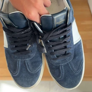 Valentino Flycrew - Säljer dessa marinblå Flycrews i stl 41!Alla nitar kvar!!!! Inga scambud 