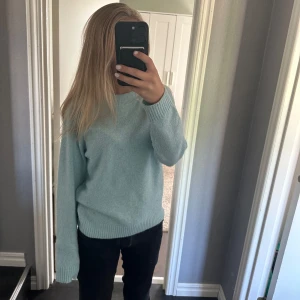 Sticka tröja  - Stickad tröja från vero Moda i väldigt bra skick, storlek S.