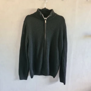 Svart stickad tröja från DeFacto - Säljer en snygg svart stickad tröja från DeFacto. Den har en dragkedja framtill och en hög krage. Fint skick!