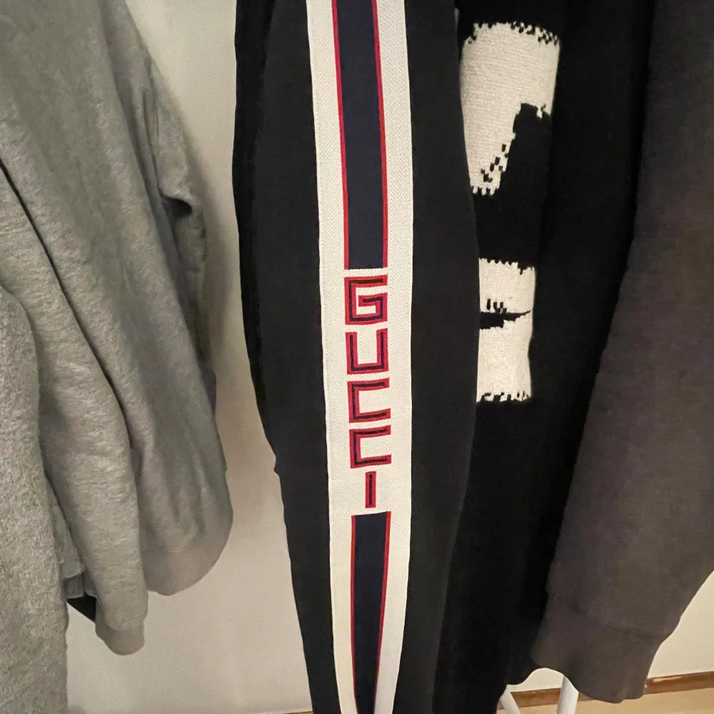 Säljer min Gucci tracksuit som ej används, finns byxor till. Tröjans storlek är M,  Byxorna har storlek S. Bild kan fixas i DM👍  bra skick. Pris ej hugget i sten.. Hoodies.