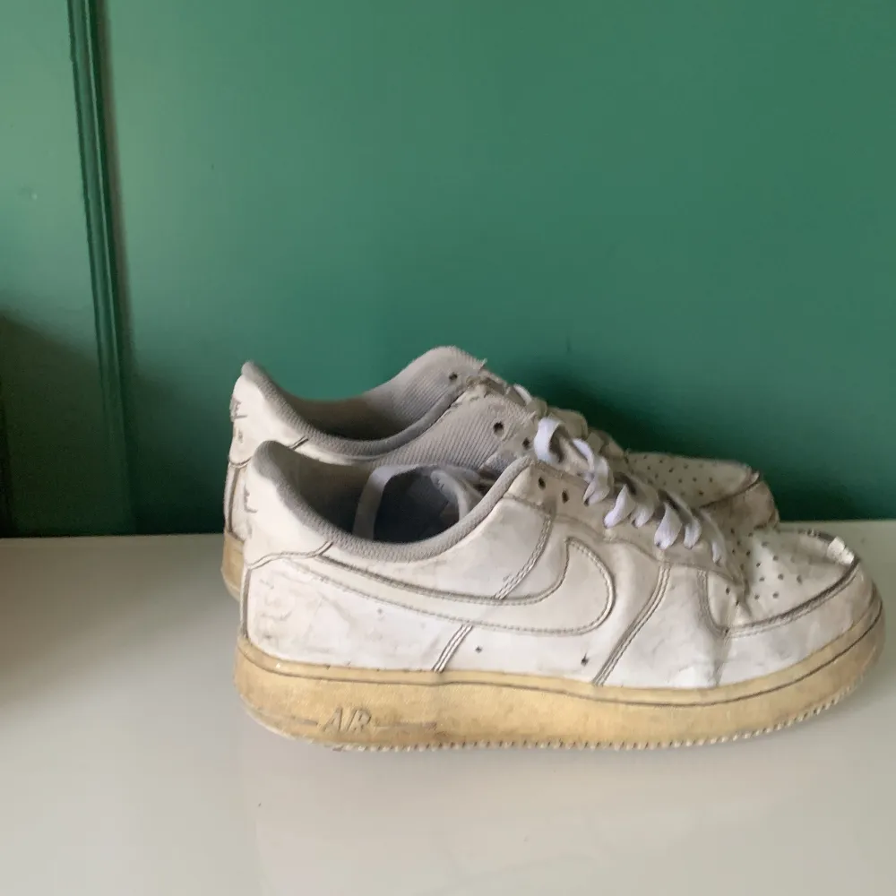 Tjena, säljer mina gamla airforces. Som du ser så är dem rätt så använda, men de fungerar i topp skick som tex skater skor, beaters eller bara som vanligt. De gula sulorna är väldigt enkelt att tvätta bort. . Skor.