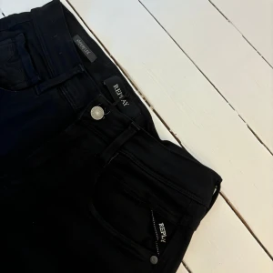 Replay Anbass Hyperflex  - Replay ANBASS hyperflex, riktigt fräscha nästan oanvända. Storlek 30 men passar även 31.