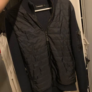 J Lindeberg cardigan - J Lindeberg cardigan, nypris 3200, defekt! litet hål på ryggen uppe i höger