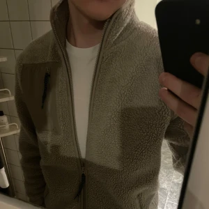 Dobber jacka  - Riktigt skön tröja! Skick 10/10 ny pris från mq 900! Pris kan såklart diskuteraras 