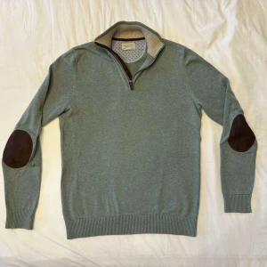 Half zipp tröja  - Storlek S. Mini hål i armhålan.