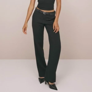 Nelly Low waist kostymbyxa  - De perfekta kostymbyxorna från Nelly i modellen Low waist straight leg pants i svart. Passar mig bra i längden som är 163, finns utrymme att sprätta med också. Nypris 499🫶🏼